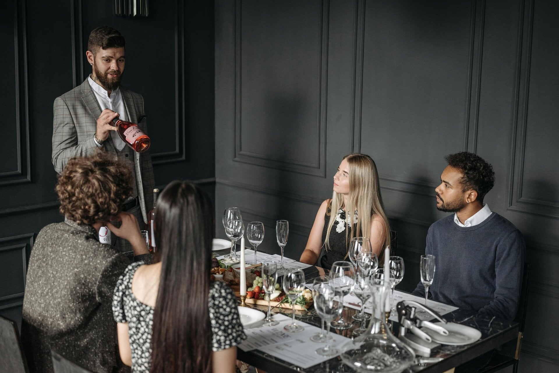 Gezelschap dat samen geniet van catering op locatie
